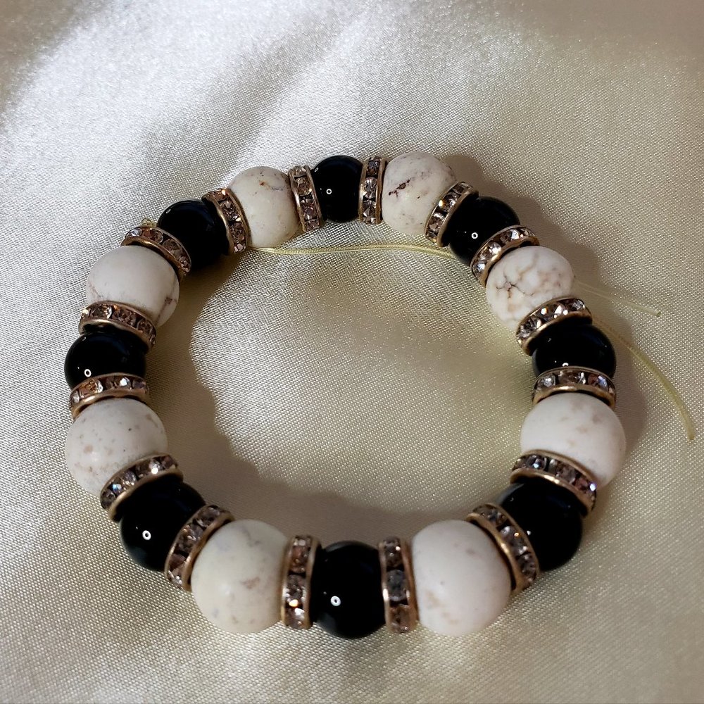 Black shiny onyx and white turquoise bracelet - Picture 5 of 5